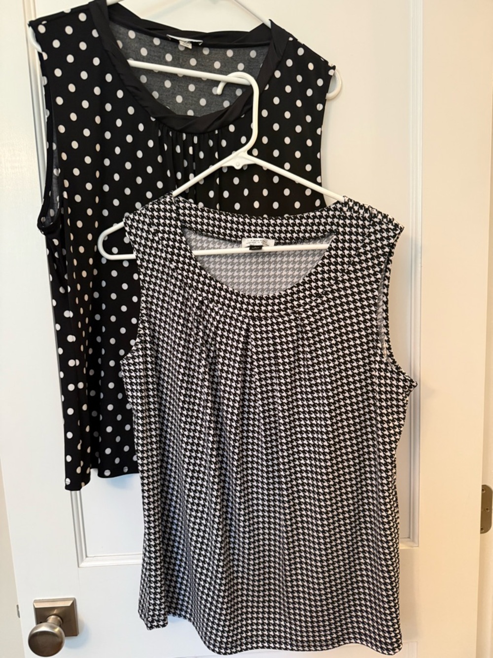 2 Ladies Tahari Sleeveless Tops Black and White L XL Polka dot and Houndstooth